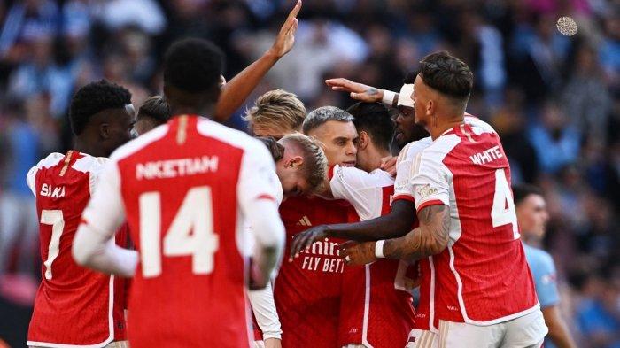 Para pemain Arsenal melakukan selebrasi usai mencetak gol ke gawang Manchester City di final Community Shield atau Piala FA harus diselesaikan sampai penalti di Stadion Wembley, Minggu (6/8/2023) malam.