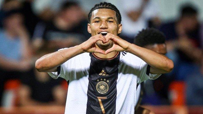 Pemain Tim Nasional Jerman Paris Brunners melakukan selebrasi usai mencetak gol ke gawang Prancis lewat titik putih dalam partai final Piala Dunia U-17 di Stadion Manahan Solo, Sabtu (3/12/2023) malam. Jerman sementara memimpin 1-0.