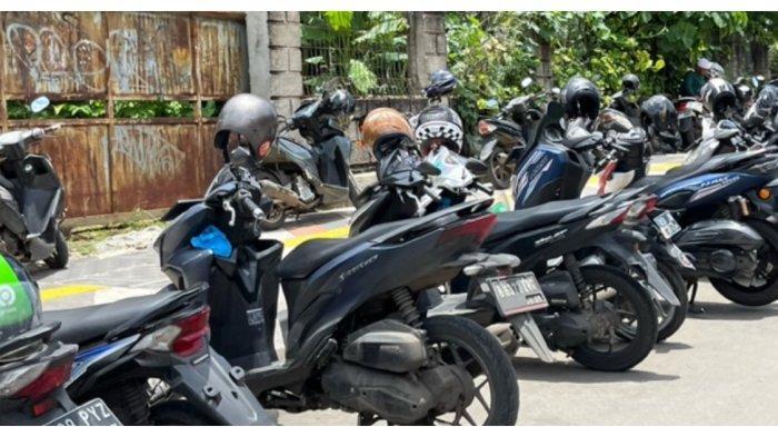 Parkir liar di badan Jalan Raya Margonda, Depok.