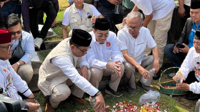 Pasangan Ridwan Kamil-Suswono saat berziarah ke TPU Karet Bivak, Tanah Abang, Jakarta Pusat, Rabu (25/9/2024).