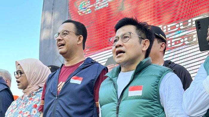 Pasangan bakal calon presiden dan wakil presiden Anies Baswedan dan Muhaimin Iskandar alias Cak Imin disambut lautan manusia saat mengikuti acara jalan santai di Jalan Sudirman, Kota Makassar, Sulawesi Selatan pagi tadi, Minggu (24/9/2023).