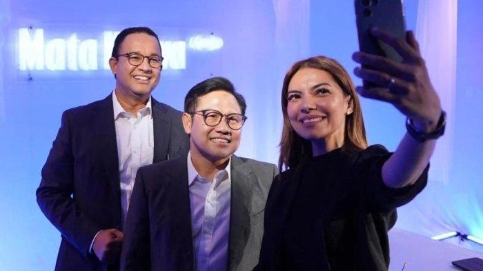Pasangan bakal capres-cawapres Anies Baswedan-Muhaimin Iskandar dan pembawa acara Narasi, Najwa Shihab, berswafoto 