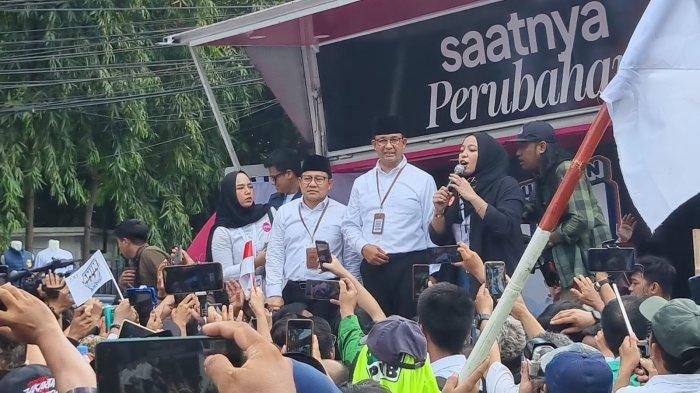 Pasangan capres dan cawapres dari Koalisi Perubahan, Anies Baswedan dan Muhaimin Iskandar membakar semangat para pendukungnya usai mereka mendaftarkan diri ke KPU RI, Kamis (19/10/2023).