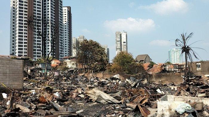 Kondisi terkini lapak barang bekas seluas 3.000 meter persegi di Jalan Jatayu I, Kebayoran Lama, Jakarta Selatan, yang dilanda kebakaran, Kamis (5/10/2023). Sejumlah korban tampak mengais barang berharga di lokasi pasca-kebakaran. 