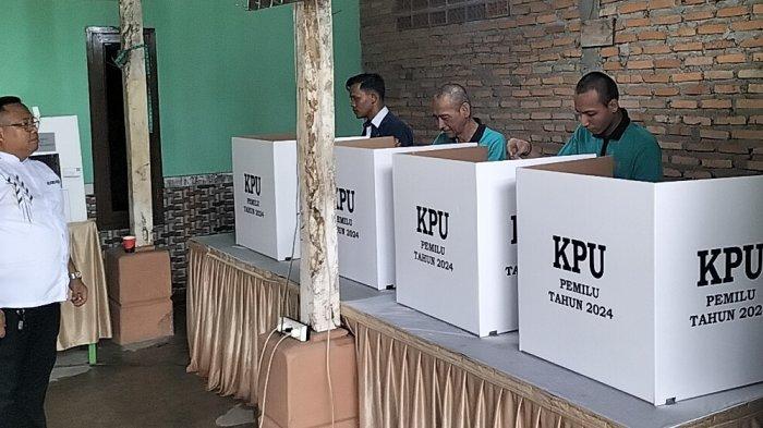 Pasien ODGJ Yayasan Jamrud Biru Bekasi saat melakukan pencoblosan di TPS 48 Mustikasari, Kota Bekasi.