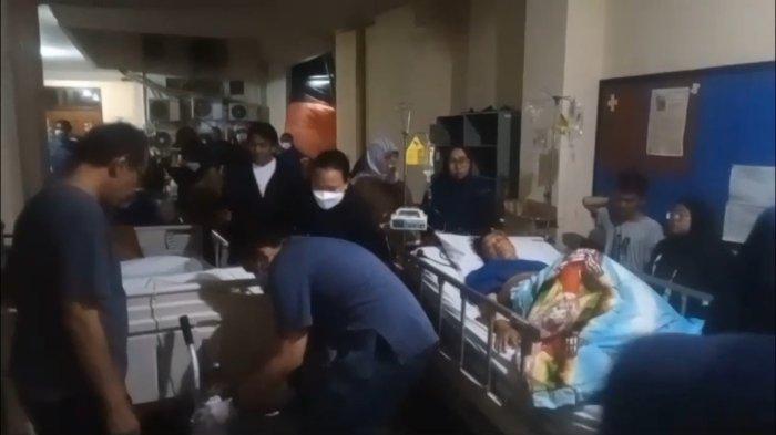 Pasien RS Harapan Bunda yang dievakuasi imbas kebakaran pada ruang server di lantai empat, Ciracas, Jakarta Timur, Kamis (7/3/2024)