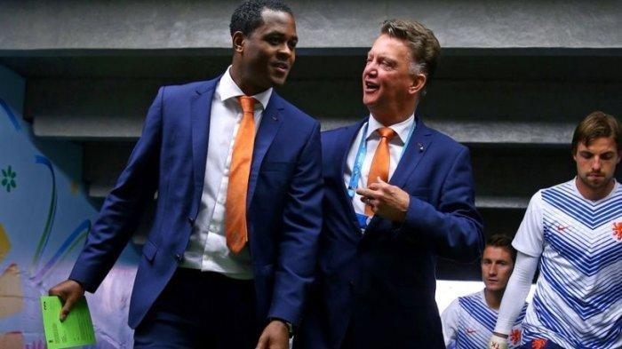 Patrick Kluivert saat menjadi asisten Louis van Gaal di Timnas Belanda pada Piala Dunia 2014.