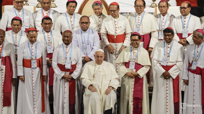 Paus Fransiskus berpose untuk foto bersama para uskup di Katedral Jakarta di Jakarta pada 4 September 2024.