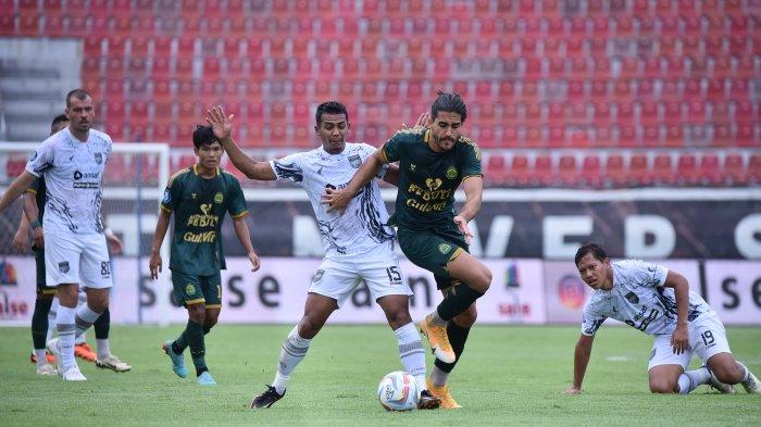 Penyerang Persikabo 1973 Pedro Augusto berusaha melewati hadangan bek Borneo FC, Leo Guntara di Liga 1.