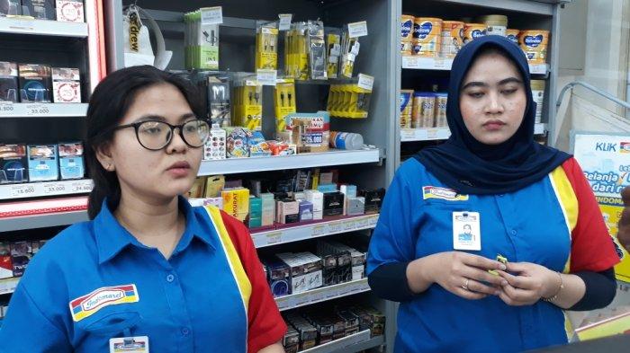 Pegawai minimarket, Rizka Tiara Astari (kiri) saat menceritakan kasus pencurian disertai kekerasan yang digagalkan dua rekannya di minimarket Indomaret, Jalan Lembur, Kelurahan/Kecamatan Makasar, Jakarta Timur, Kamis (10/8/2023). 