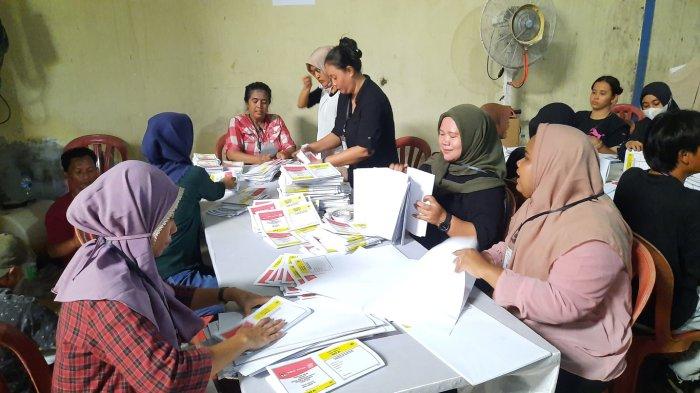 Pekerja sortir lipat surat suara di gudang logistik KPU Kota Bekasi di Jalan Alexindo, Medan Satria, Senin (8/1/2024).