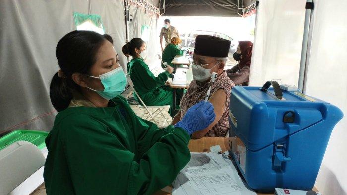 Pelaksanaan vaksinasi Covid-19 booster kedua di Puskesmas Kecamatan Kramat Jati, Jakarta Timur, Selasa (24/1/2023).