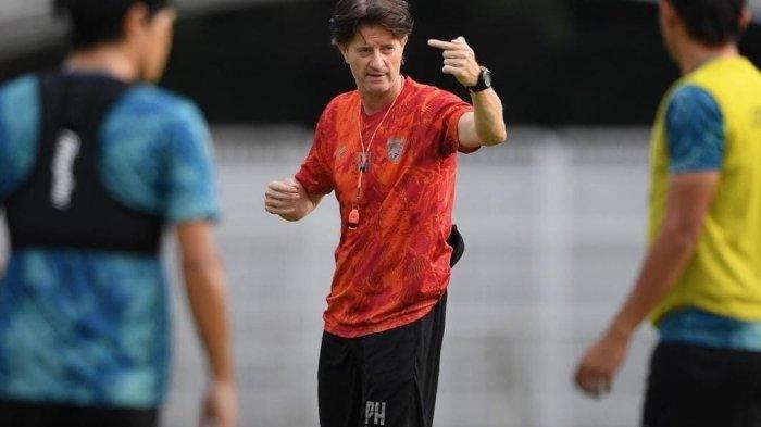 Pelatih Borneo FC Pieter Huistra saat memberikan arahan kepada para pemainnya.