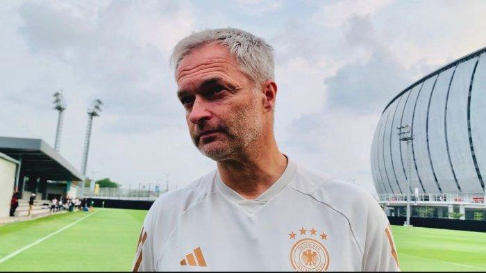 Pelatih Jerman U-17, Christian Wuck, saat ditemui di Lapangan latih JIS, Jumat (17/11/2023).