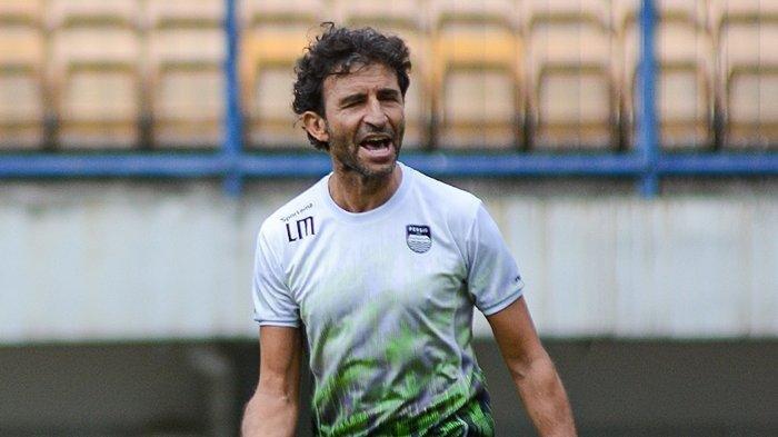 Pelatih Luis Milla memimpin jalannya latihan skuat Persib Bandung jelang laga pekan kedelapan Liga 1 2022/2023 akhir pekan ini melawan RANS Nusantara FC.
