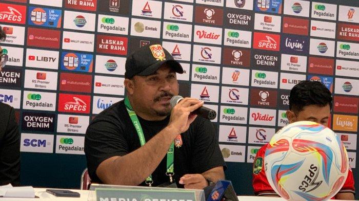 Pelatih Malut United FC Imran Nahamarury, dalam sesi jumpa pers