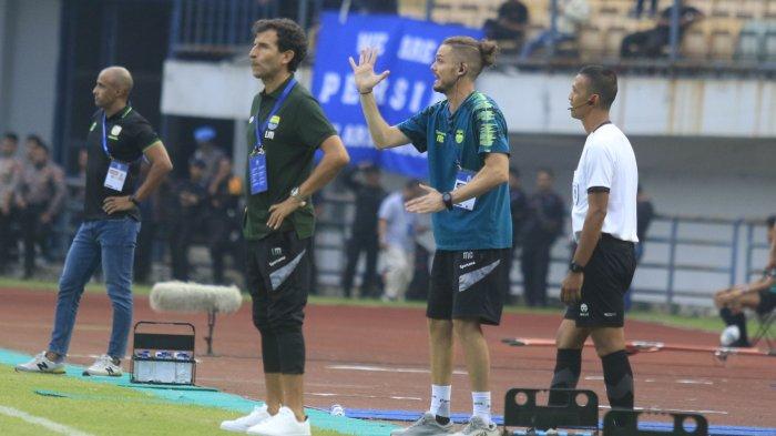 Pelatih Persib Bandung Luis Milla (kedua kiri) mengamati para pemainnya saat laga melawan Barito Putera pekan ke-10 Liga 1 2022/2023 di Stadion Gelora Bandung Lautan Api (GBLA), Jumat (16/9/2022). Laga ini berakhir dengan skor 5-2 untuk kemenangan Persib Bandung.