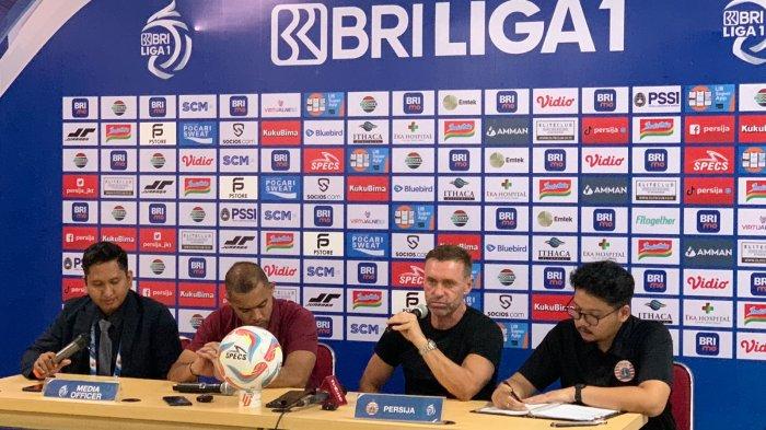 Pelatih Persija Jakarta, Thomas Doll (tengah) dan Kiper Andritany Ardhiyasa (tengah) dalam konferensi pers usai pertandingan di Stadion Patriot Candrabhaga, Bekasi, Jawa Barat, Sabtu (2/9/2023).