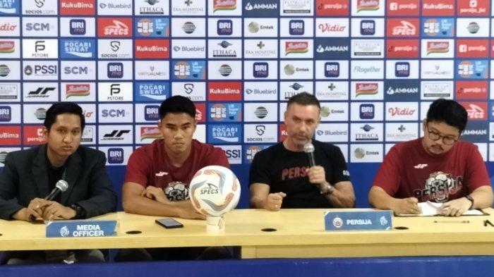 Pelatih Persija Jakarta Thomas Doll (kedua dari kanan) dan pemain Persija Jakarta Muhammad Ferrari (kedua dari kiri) saat jumpa pers jelang laga melawan Persikabo 1973 di Stadion Patriot Candrabhaga Bekasi, Rabu (8/11/2023).