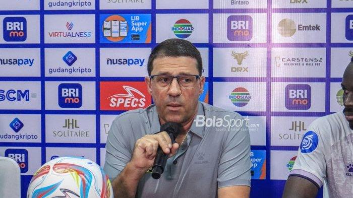 Pelatih Persik Kediri, Marcelo Rospide, sedang memberikan keterangan kepada awak media di Stadion Indomilk Arena, Tangerang, Banten, Jumat (21/7/2023).
