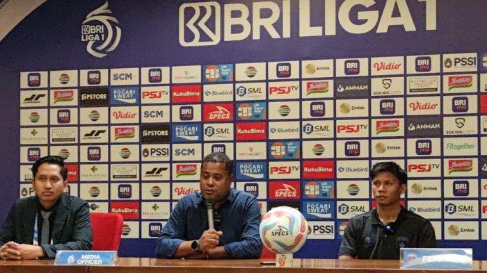 Pelatih Persita Tangerang, Divaldo Alves menghadiri konferensi pers Persita Tangerang usai pertandingan kontra Persija Jakarta di Stadion Utama Gelora Bung Karno (SUGBK), Senayan, Jakarta, Minggu (3/12/2023).