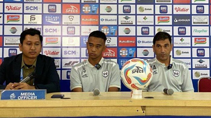 Pelatih RANS FC Eduardo Almeida (kanan) saat melakukan konferensi pers jelang laga melawan Persija Jakarta di Stadion Patriot Candrabhaga Kota Bekasi, Sabtu (21/10/2023).