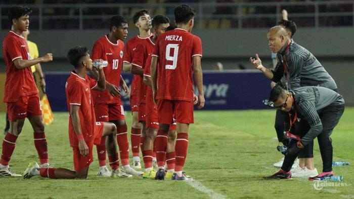 Pelatih Timnas Indonesia, Nova Arianto memberikan instruksi dari pinggir lapangan 