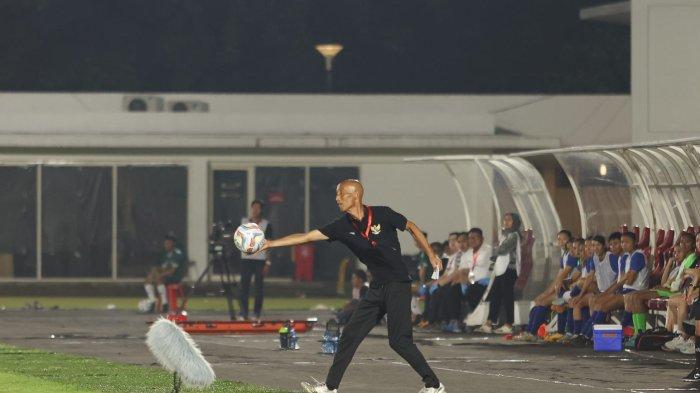 Pelatih Timnas Putri Indonesia, Satoru Mochizuki memberikan instruksi di sisi lapangan.