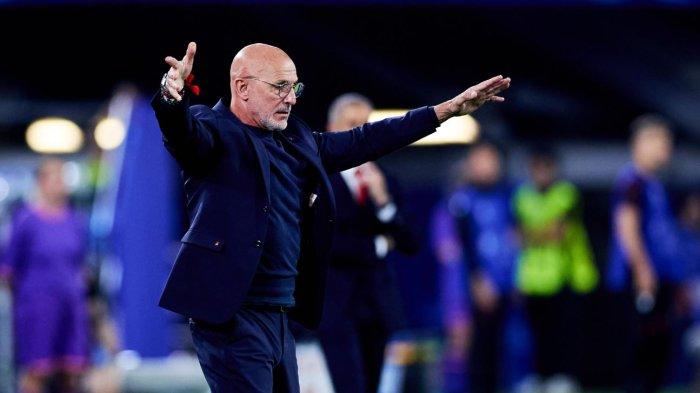 Pelatih Timnas Spanyol, Luis De la Fuente memberikan instruksi ke pemain di lapangan.