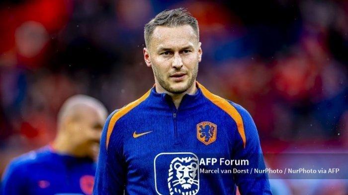 Pemain Belanda Teun Koopmeiners bermain selama pertandingan antara Belanda dan Islandia (persahabatan) di stadion De Kuip.