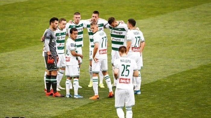 Pemain Dewa United, Egy Maulana Vikri, saat masih bermain bersama Maciej Gajos di Lechia Gdansk, liga Polandia. 
