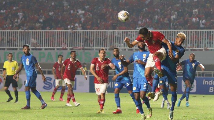 Pemain Indonesia berebut bola atas dengan pemain Curacao dalam laga FIFA Matchday, di Stadion Pakansari, Cibinong, Bogor, Selasa (27/9/2022).