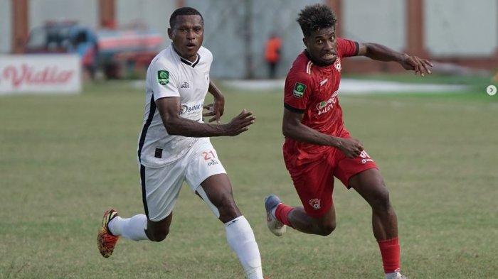 Pemain Kalteng Putra berebut bola dengan pemain Persipura Jayapura.