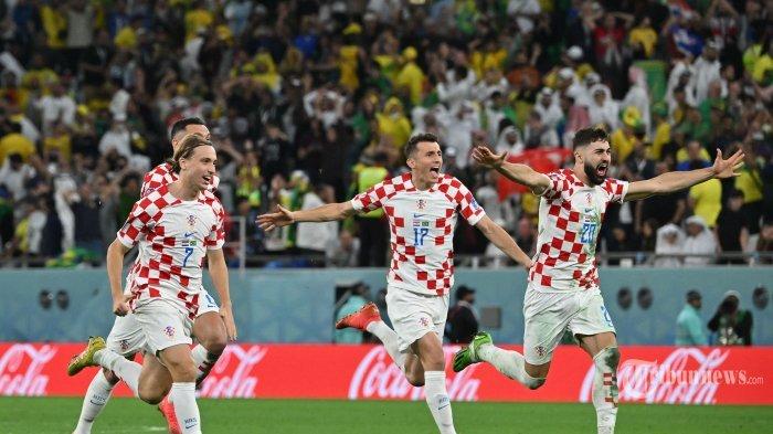 Pemain Kroasia Lovro Majer, penyerang Kroasia Ante Budimir dan bek Kroasia Josko Gvardiol merayakan setelah mereka memenangkan adu penalti selama pertandingan sepak bola perempat final Piala Dunia Qatar 2022 antara Kroasia dan Brasil di Stadion Education City di Al-Rayyan, barat Doha, pada 9 Desember 2022.