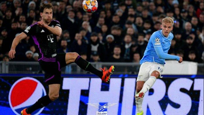 Pemain Lazio Gustav Isaksen menendang bola dikawal pemain Bayern Munchen Leon Goretzka di Liga Champions.