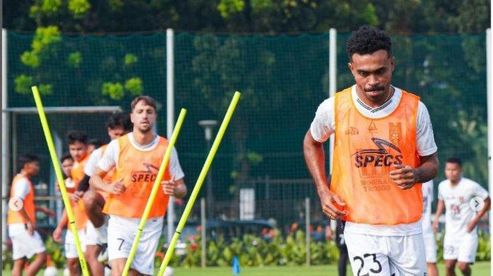 Pemain Malut United FC, Yance Sayuri menjalani latihan bersama tim menjelang tampil di Liga 1.