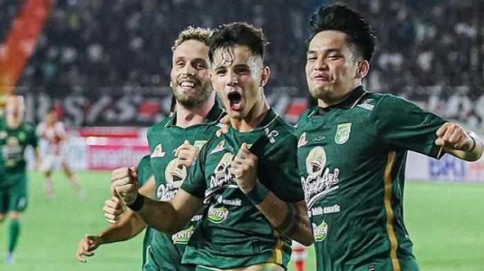 Pemain Persebaya Surabaya, Bruno Moreira, selebrasi usai mencetak gol ke gawang Persis Solo lewat tendangan penalti dalam laga pekan pertama Liga 1 2023/2024 di Stadion Manahan, Solo, Jawa Tengah, Sabtu (1/7/2023).