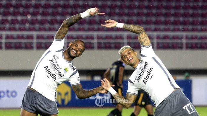 SELEBRASI SILVA : Pemain Persib Bandung David da Silva ( kiri) berselebrasi dengan rekannya Ciro Alves setelah mencetak gol ke gawang Dewa United saat pertandingan Liga 1 2022/2023 di Stadion Manahan Solo, Jawa Tengah, Rabu (14/12). Pertandingan berakhir imbang dengan skor (1-1). //TRIBUN JABAR/DENI DENASWARA