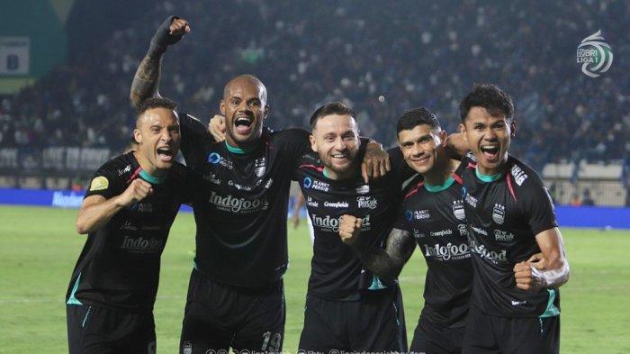 Pemain Persib Bandung melakukan selebrasi di Liga 1 2024/2025.