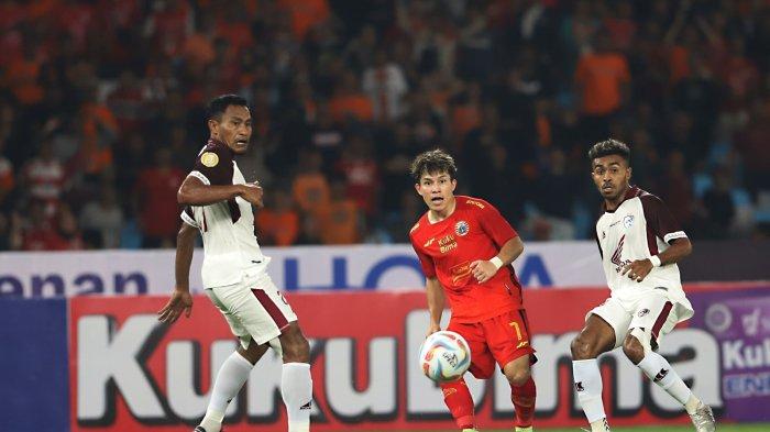 Pemain Persija Jakarta Ryo Matsumura dalam laga kontra PSM Makassar di Stadion Utama Gelora Bung Karno, Senin (4/7/2023).