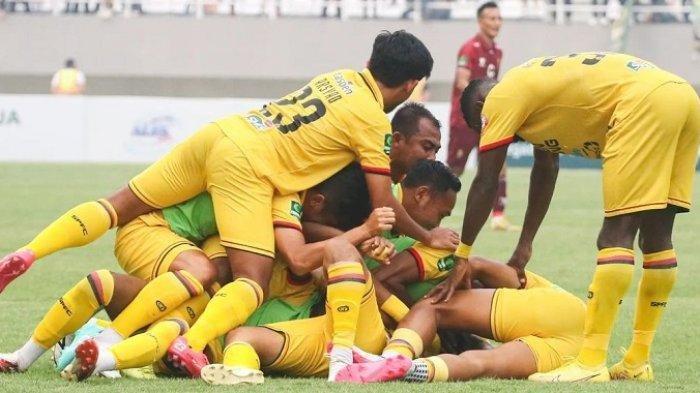 Pemain Semen Padang berselebrasi di lapangan saat menahan imbang Sriwijaya FC, di kompetisi Liga 2 pada 1 Oktober 2023. - Jadwal Liga 2 hari ini menyajikan 10 pertandingan dari babak 12 besar dan play-off degradasi, Sabtu (3/2/2024), Semen Padang, PSIM, dan Persela.