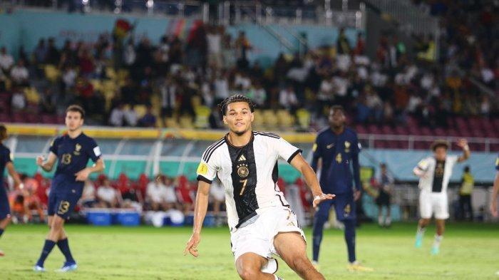 Pemain Tim Nasional Jerman Paris Brunners melakukan selebrasi usai mencetak gol ke gawang Prancis lewat titik putih dalam partai final Piala Dunia U-17 di Stadion Manahan Solo, Sabtu (3/12/2023) malam. Jerman sementara memimpin 1-0.