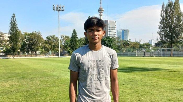Pemain Timnas Indonesia U-17, Arkhan Kaka saat diwawancarai usai menjalani latihan di Lapangan A GBK, Senayan, Jakarta, Kamis (20/7/2023).