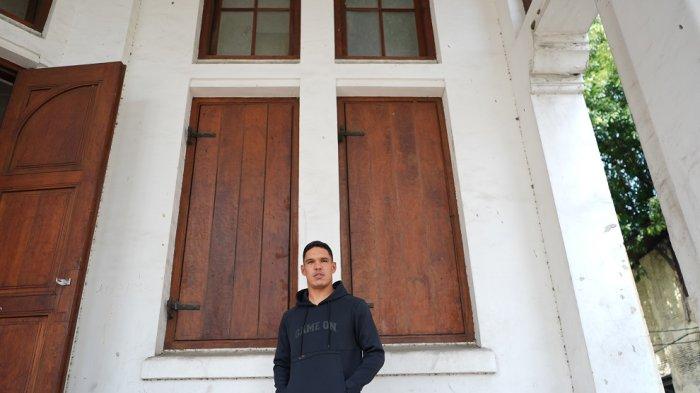PEMAIN BARU PERSIJA - Pemain asing anyar Persija Jakarta, Van Vasty Sousa di kawasan Kota Tua, Jakarta, baru-baru ini. Persija resmi memperkenalkan gelandang asal Brasil tersebut untuk membela Macan Kemayoran di kompetisi Liga 1 2025/2026.