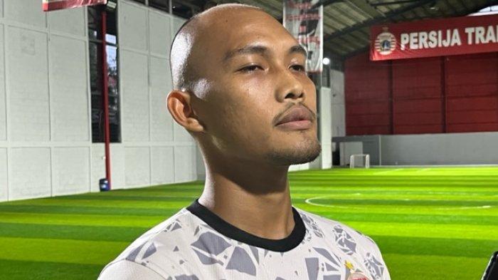 Pemain terbaru Persija di lini pertahanan, Dandi Maulana, ketika diwawancarai usai sesi latihan di Lapangan Gelora Nirwana Park, Sawangan, Kota Depok, Rabu (4/1/2023).