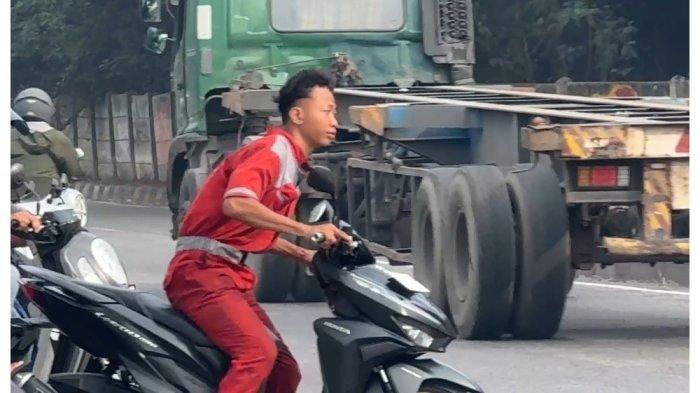 Pemotor melawan arah di Jalan Cakung Cilincing Raya, Cilincing, Jakarta Utara, Senin (14/10/2024).