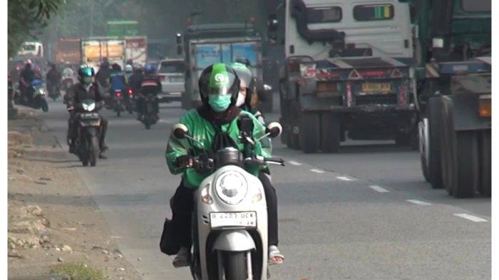 Pemotor melawan arah di Jalan Cakung Cilincing Raya, Cilincing, Jakarta Utara, Senin (14/10/2024).