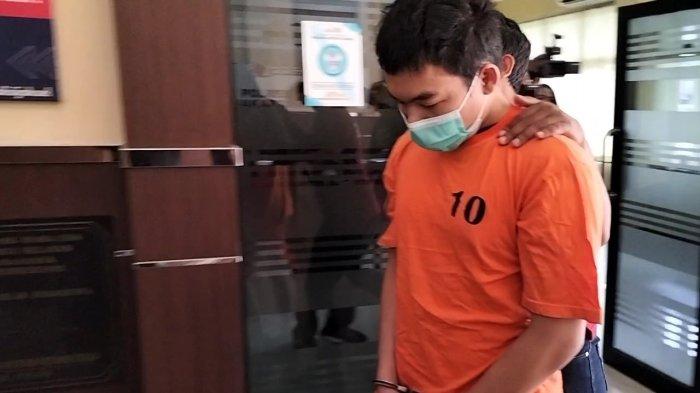Pemuda bernama Khairul Azman Siregar (20) yang menusuk teman kencannya, NRS (19), saat dihadirkan dalam jumpa pers di Polres Metro Jakarta Selatan, Kamis (25/7/2024).