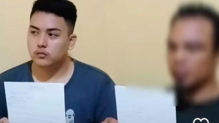 Pemuda isinal AAE (21) yang menganiaya seorang penderita epilepsi berinisial YA (38) usai dituduh maling motor di kawasan JIEP Cakung, sepakat damai di Mapolsek Metro Cakung, Jakarta Timur, Selasa (22/8/2023) malam. 