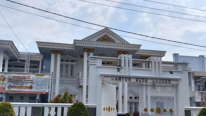 Penampakan Kantor Desa Rancah, Kecamatan Rancah, Kabupaten Ciamis, Jawa Barat, yang begitu mewah bagai istana meski lokasinya di perdesaan.